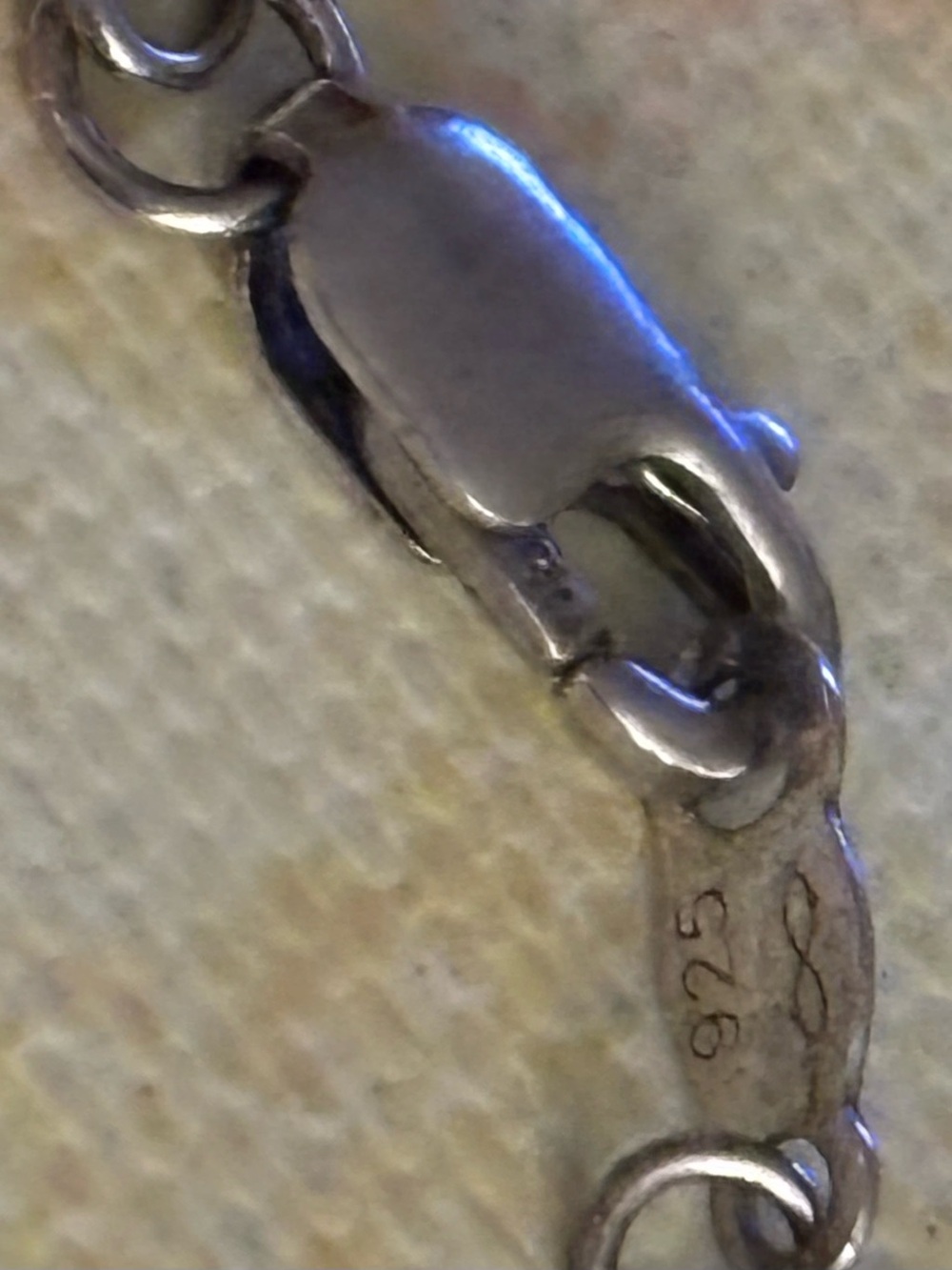 This beautiful sterling silver heart shaped with blue stone that dangles. 22.00 - Picture 3 of 6